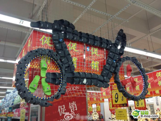 Illustration for article titled Chinese Store Displays Are the Best